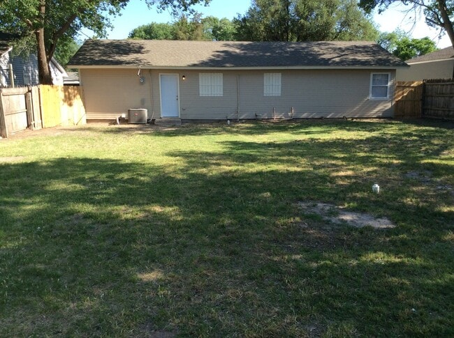 Building Photo - GREAT COLLEGE PROPERTY--PRE-LEASING FOR AUGUST! Completely Updated! 3 bedroom/2 bath Close to TTU...