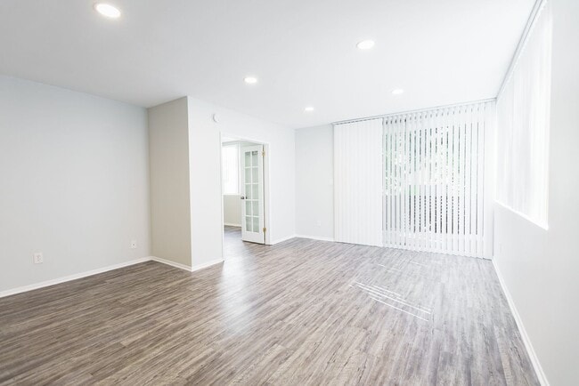 Interior Photo - 816 S. Bundy Dr