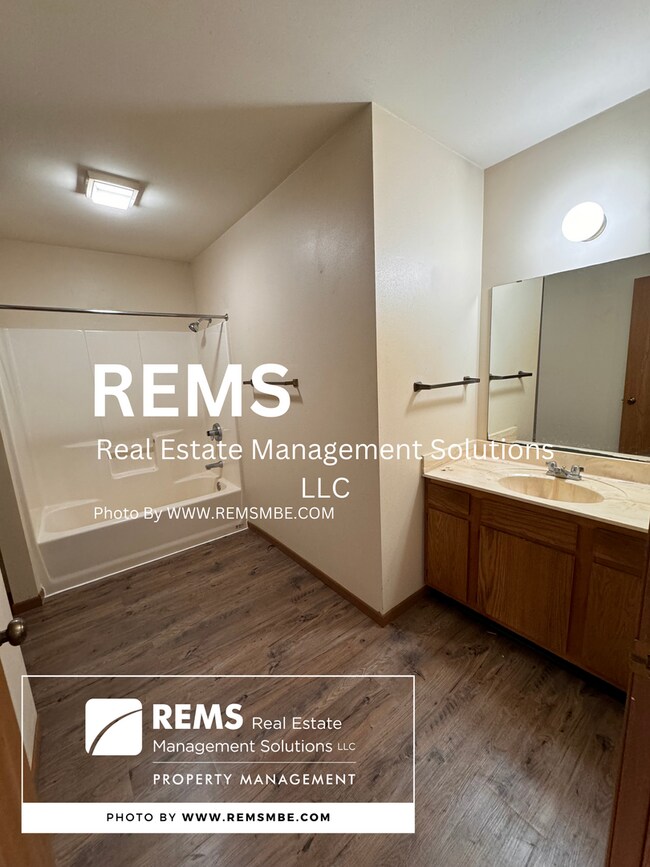 Building Photo - 503 7th St