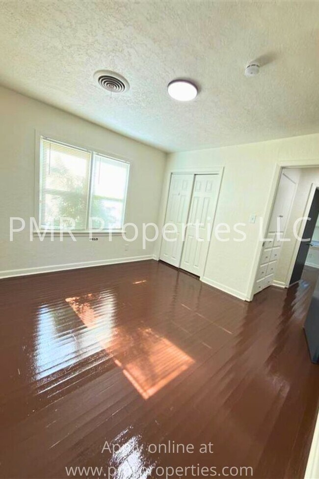Building Photo - 4 Bedrooms / 2 Bathrooms House