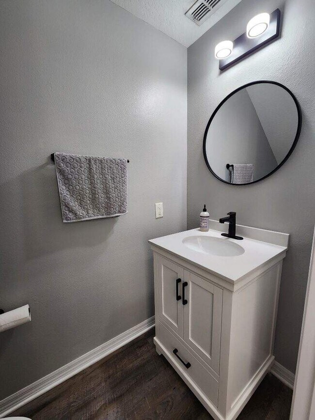 Building Photo - 402 S Willow Ave