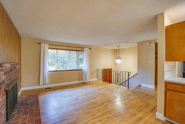Building Photo - FOUR BEDROOM SPLIT LEVEL IN SALMON CREEK