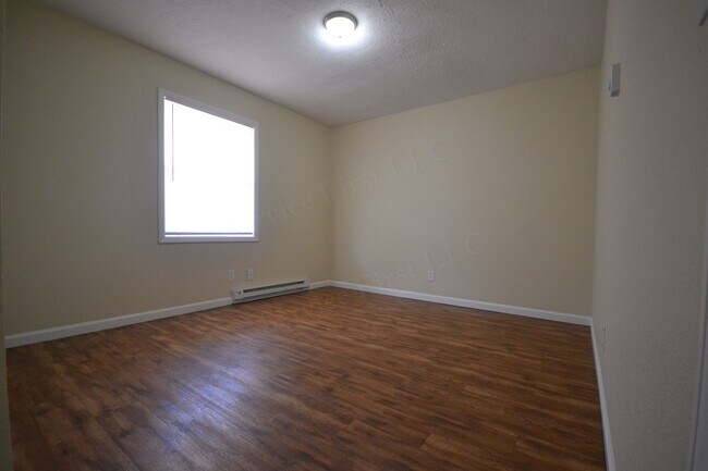 Building Photo - Bolivar MO 2 Bed 1 Bath Apartment