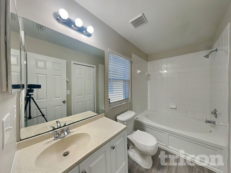 Building Photo - 11759 Lynmoor Dr