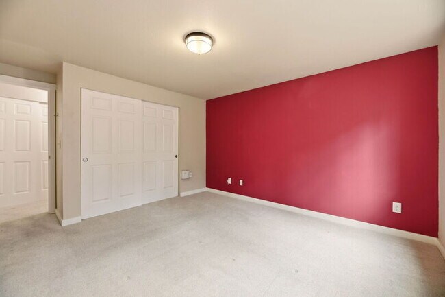 Building Photo - 10016 NE 120th Ln
