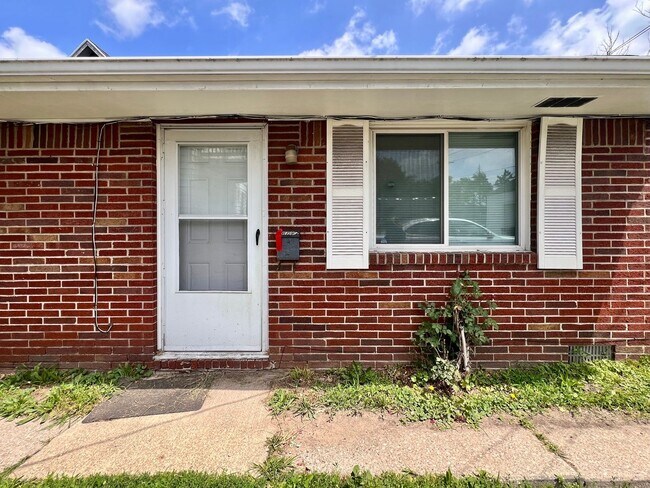 Building Photo - 379 S Detroit Ave