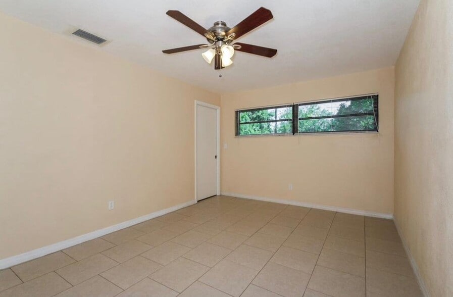 Building Photo - 126 SW 48th Terrace
