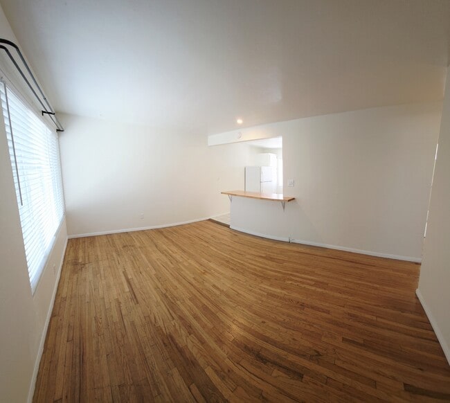 Building Photo - 2039 Thomas Ave