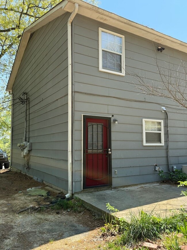 Building Photo - Cozy 2 bedroom Townhouse Close to Downton