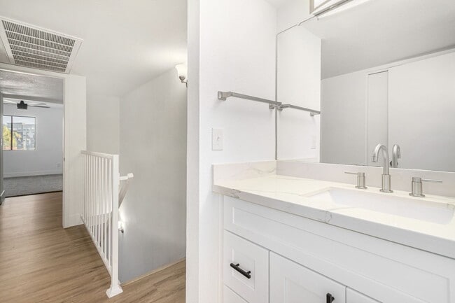 Building Photo - Updated 2-Bedroom COZY Condo Just Minutes ...