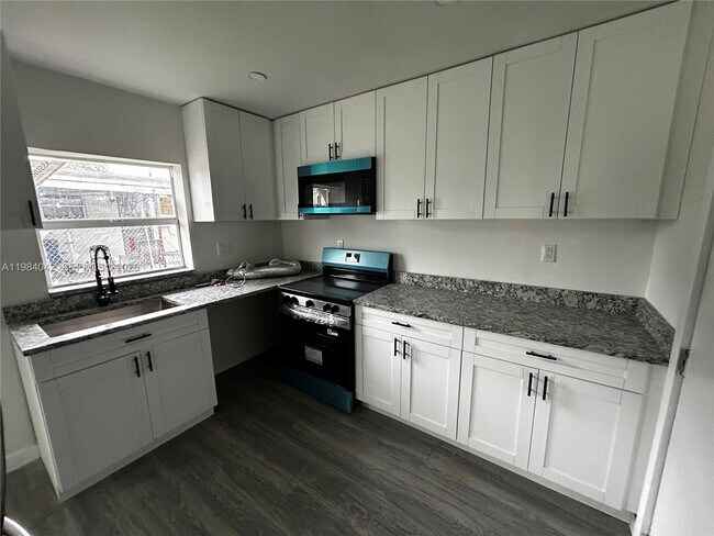 Building Photo - 4429 SW 21st St