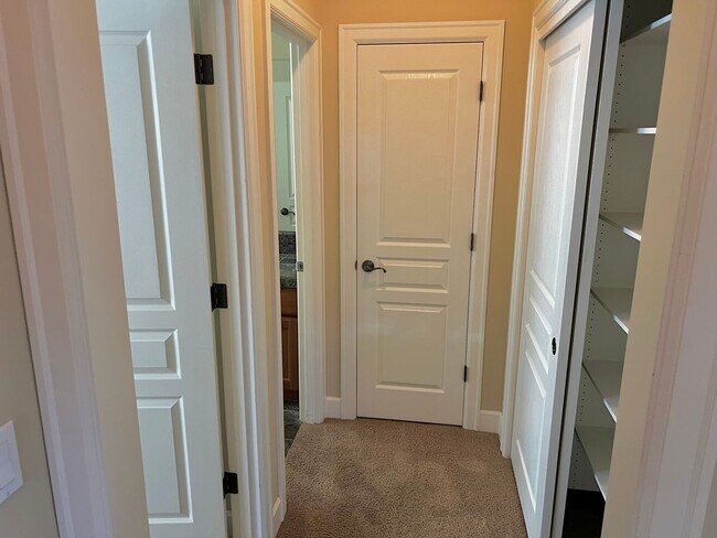 Building Photo - Century Drive Retreat Home - Minutes to Mt...