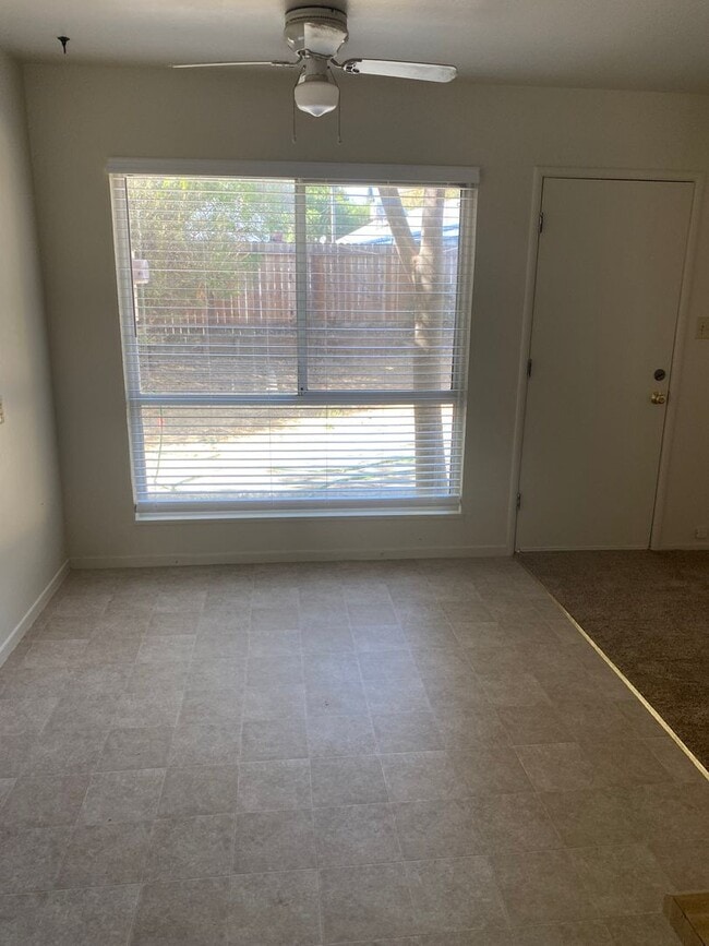 Building Photo - 3 Bedroom 2 Bath Home Close to Downtown and Shopping