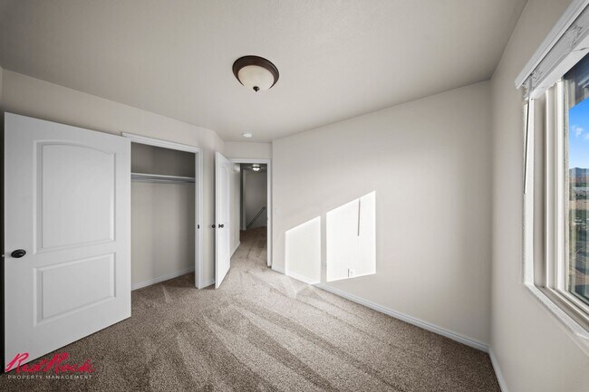 Building Photo - Adorable 3 Bedroom End Unit Townhome!