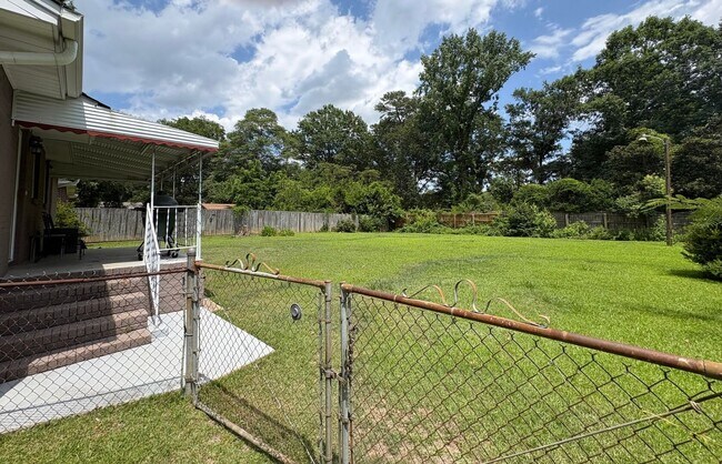 Building Photo - 3 Bedroom 2 Bath Ranch Home Near Haywood Road and Woodruff Road