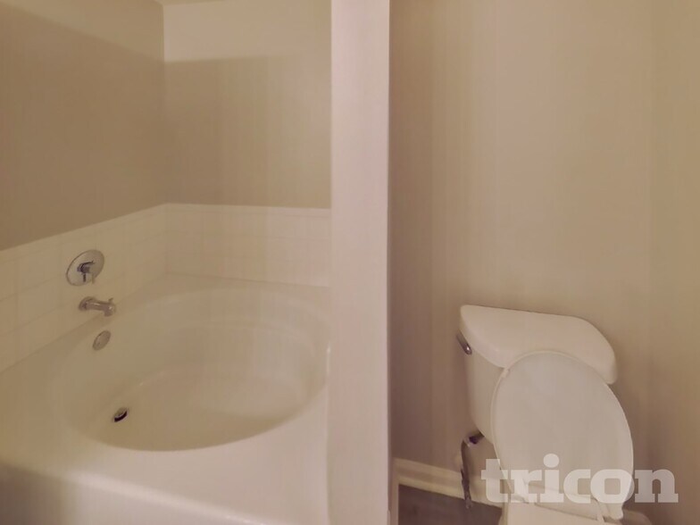 Building Photo - 10213 Blue Sky Dr