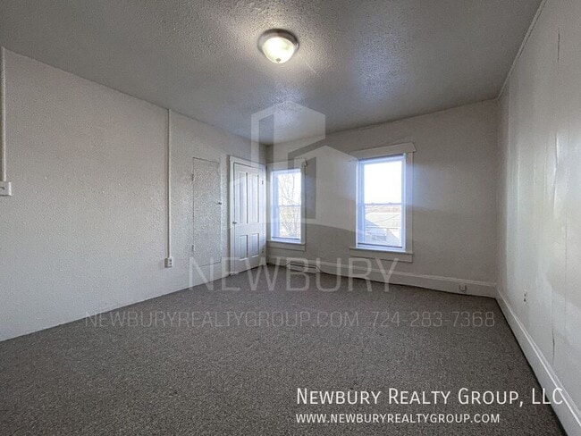 Building Photo - 33 Hickory St