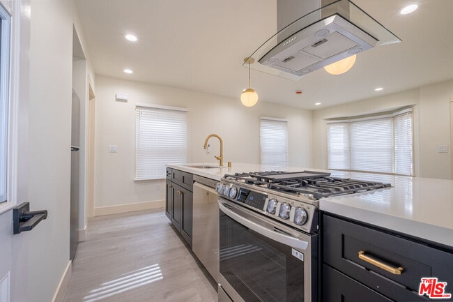 Building Photo - 216 N Catalina Ave