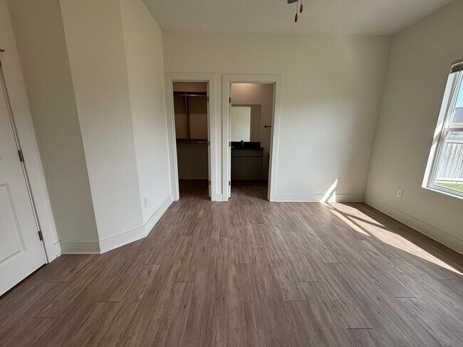 Building Photo - 1747/49 Hickory