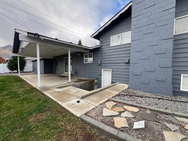 Building Photo - SPACIOUS 4 bed/2 bath home in desired location with double garage, fenced back yard!