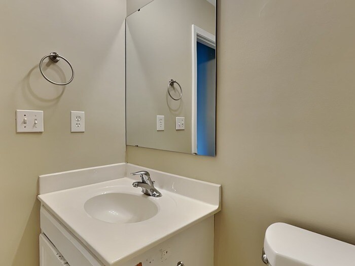 Building Photo - 640 Cliffs Inn Circle