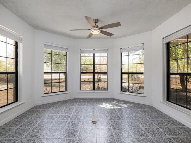 Building Photo - 148 Discovery Ln