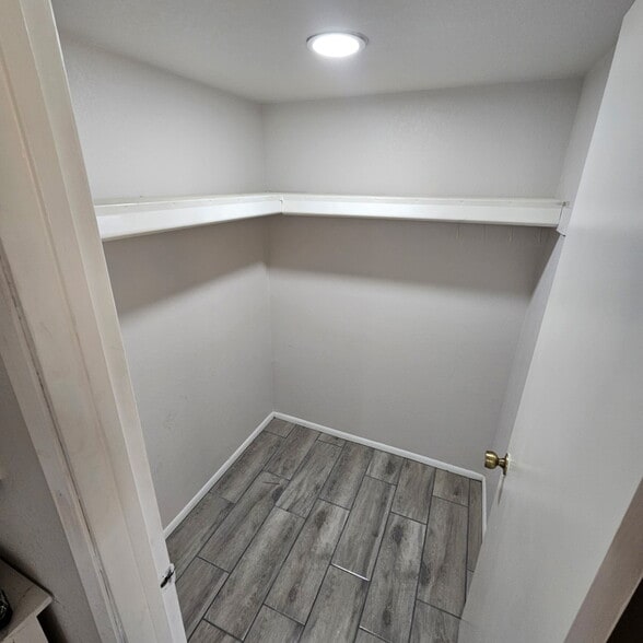 Building Photo - 850 S River Dr