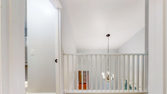 Building Photo - Cozy 2 Bedroom 1.5 Bath with Private Yard and Two Car Garage !