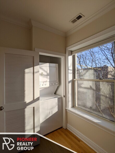 Building Photo - 1204 W Waveland Ave