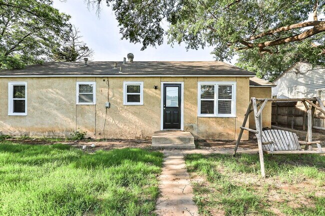 Building Photo - Cute 3/1 close to TEch and Medical