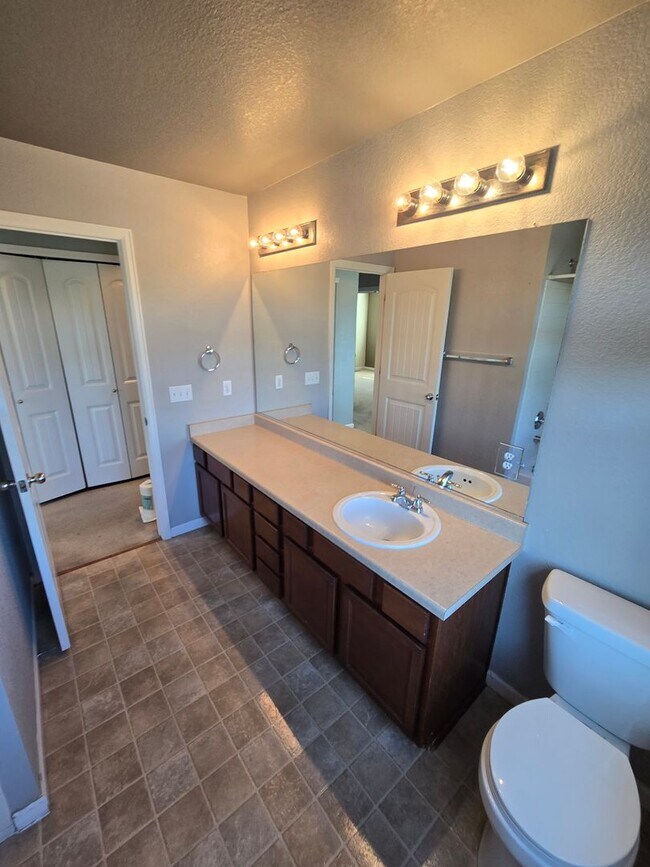 Building Photo - Amazing 3 bedrooms plus a loft, and 2.5 ba...