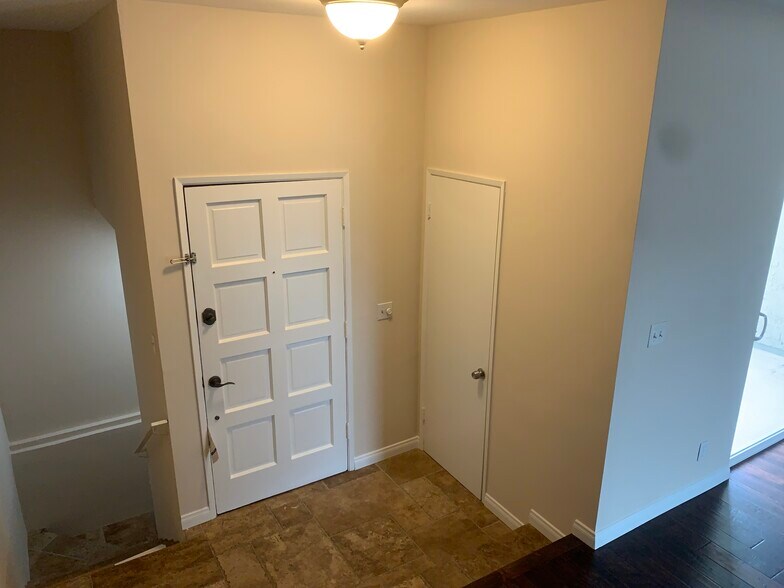Entry - 1232 Stanford St