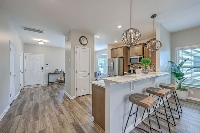 Building Photo - Spacious End-Unit Townhome with Modern Com...