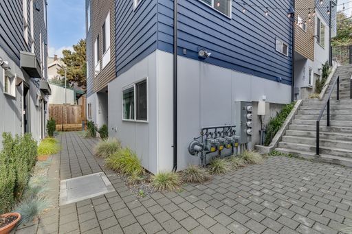 Building Photo - Queen Anne West Townhome with A/C Available Now!