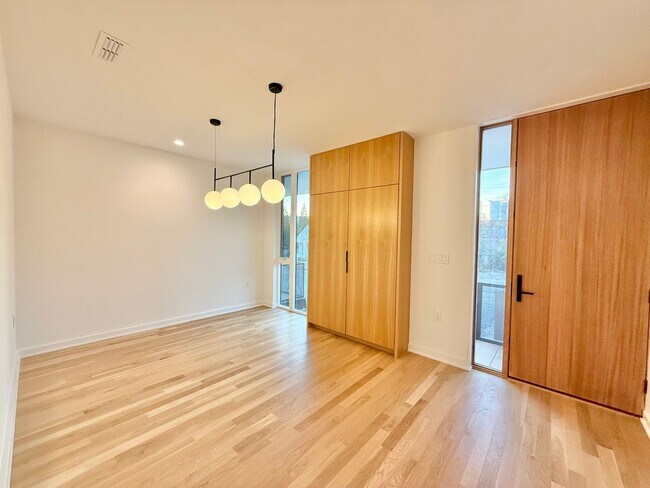 Building Photo - Beautiful 3BD, 3.5BA Downtown Raleigh Townhome with an Additional Bonus Room, Walkable to Premier...