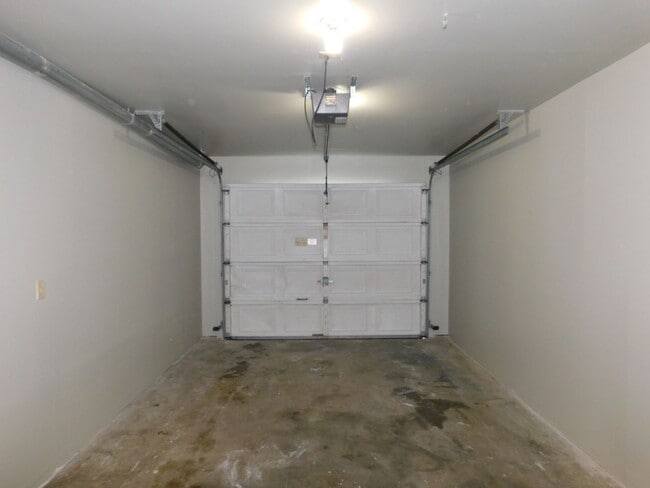 Building Photo - REMODLED