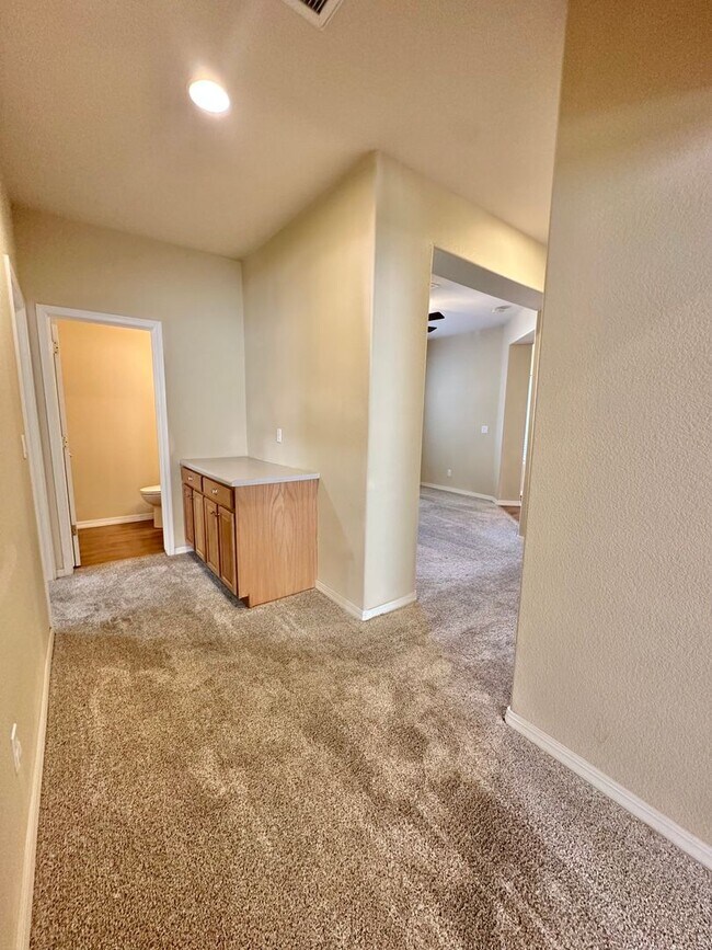 Building Photo - Beautiful 3 bedroom, 3 bathroom home with ...