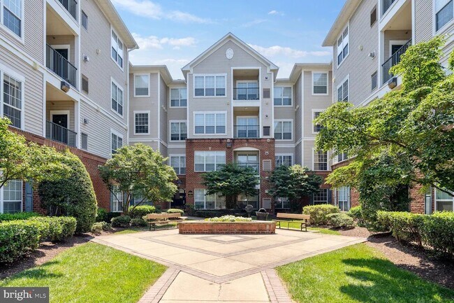 Building Photo - 4860 Eisenhower Ave
