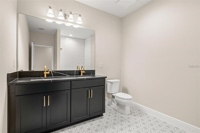 Building Photo - 1953 Arching Br