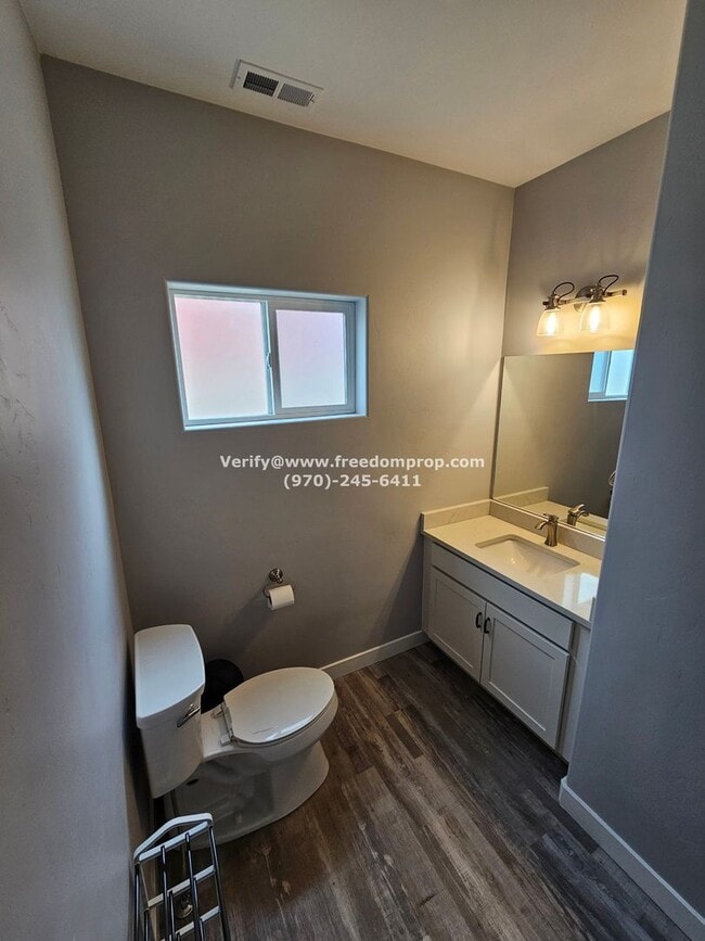 Building Photo - Beautiful Furnished 2bed 2.5 bath Townhome...