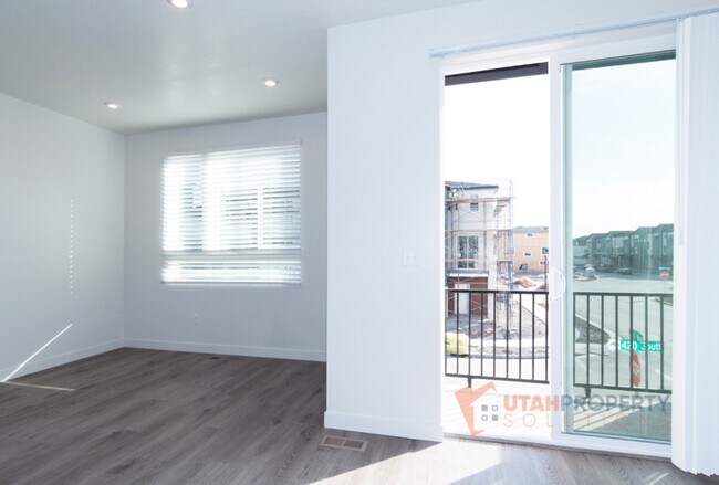 Building Photo - 1057 W 400 S