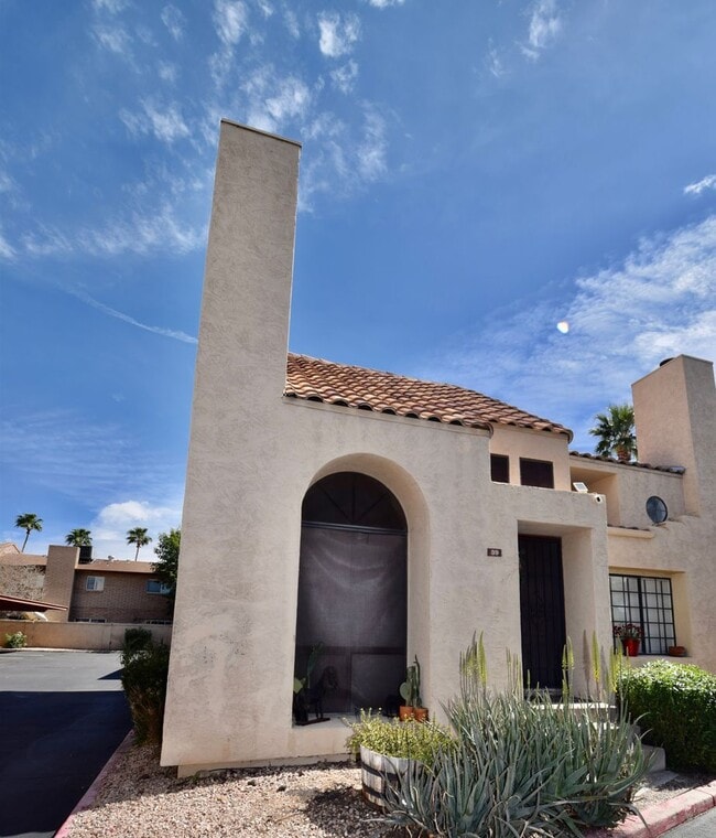 Building Photo - Beautiful modern 1 bed 2 bath corner unit in the Highlands Condominium community.