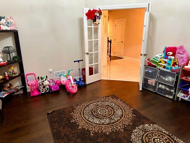 Building Photo - 3 Bedroom semi furnished Duplex type House in Imperial