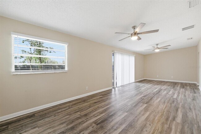 Building Photo - 2327 W Knollwood Pl