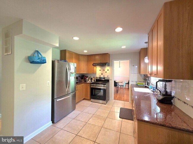 Building Photo - 10930 Howland Dr