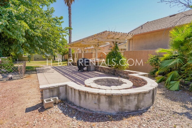 Building Photo - Charming 3-Bedroom Haven with 2 Full Baths...
