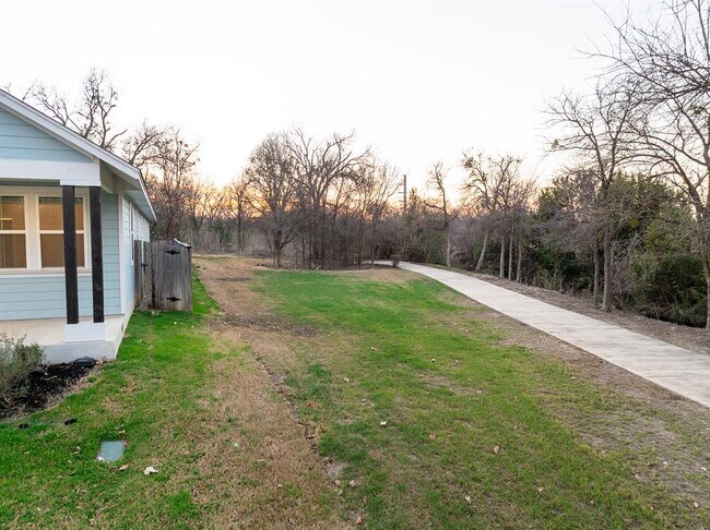 Building Photo - 313 Michaelis Dr