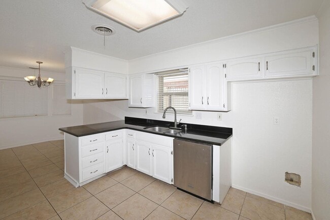 Building Photo - Beautiful 4 bedroom rental in Puckett West!