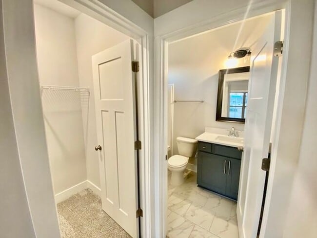 Building Photo - Great location in Athens