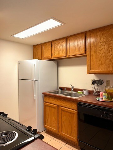 Kitchen-Studio - Varsity Campus Apartments